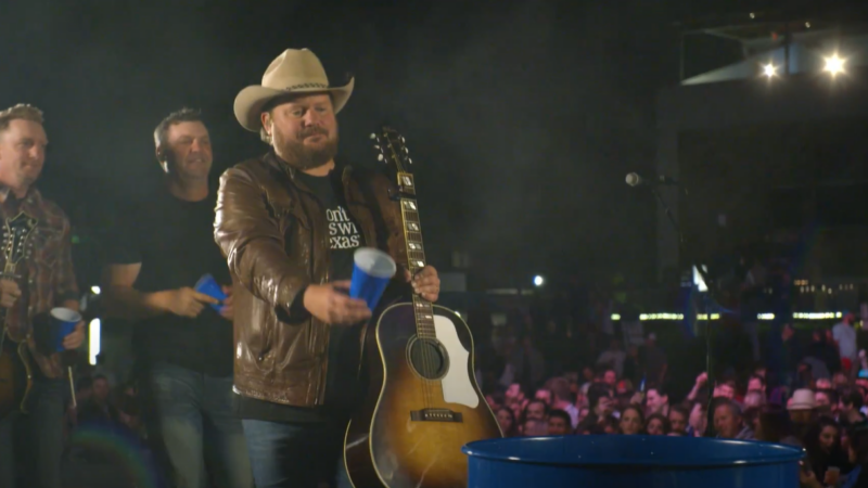 Randy Rogers performs for Don't mess with Texas.