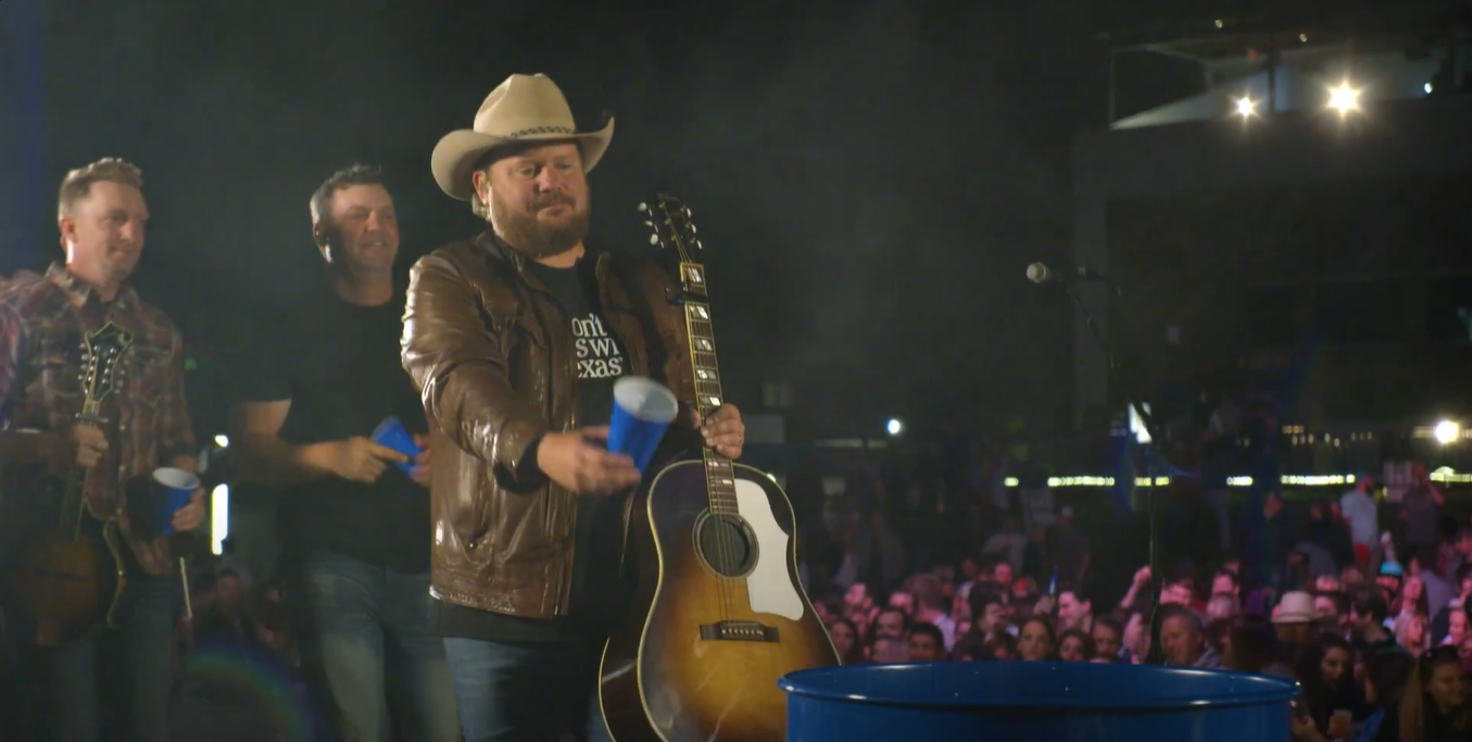 Randy Rogers performs for Don't mess with Texas.