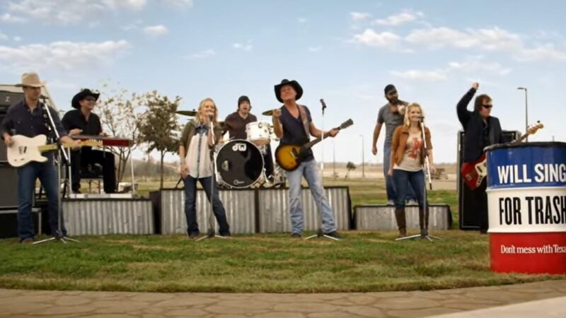 Kevin Fowler “sings for trash” for Don't mess with Texas.